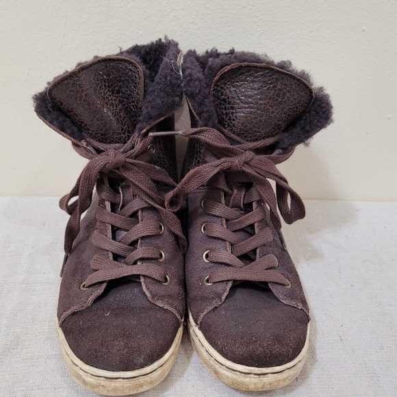 UGG shoes youth size 5 - Picture 1 of 9